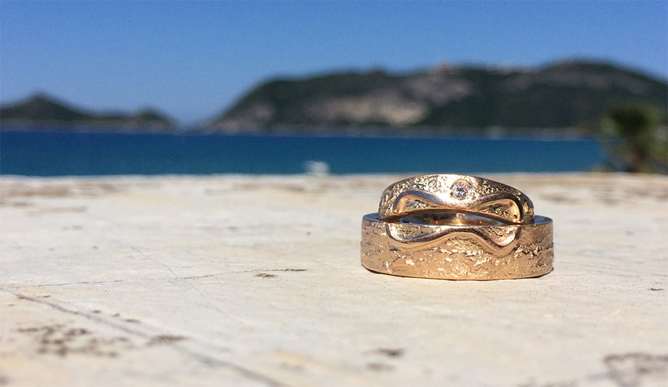 Rosegold wedding rings with diamond and the sign of infinity